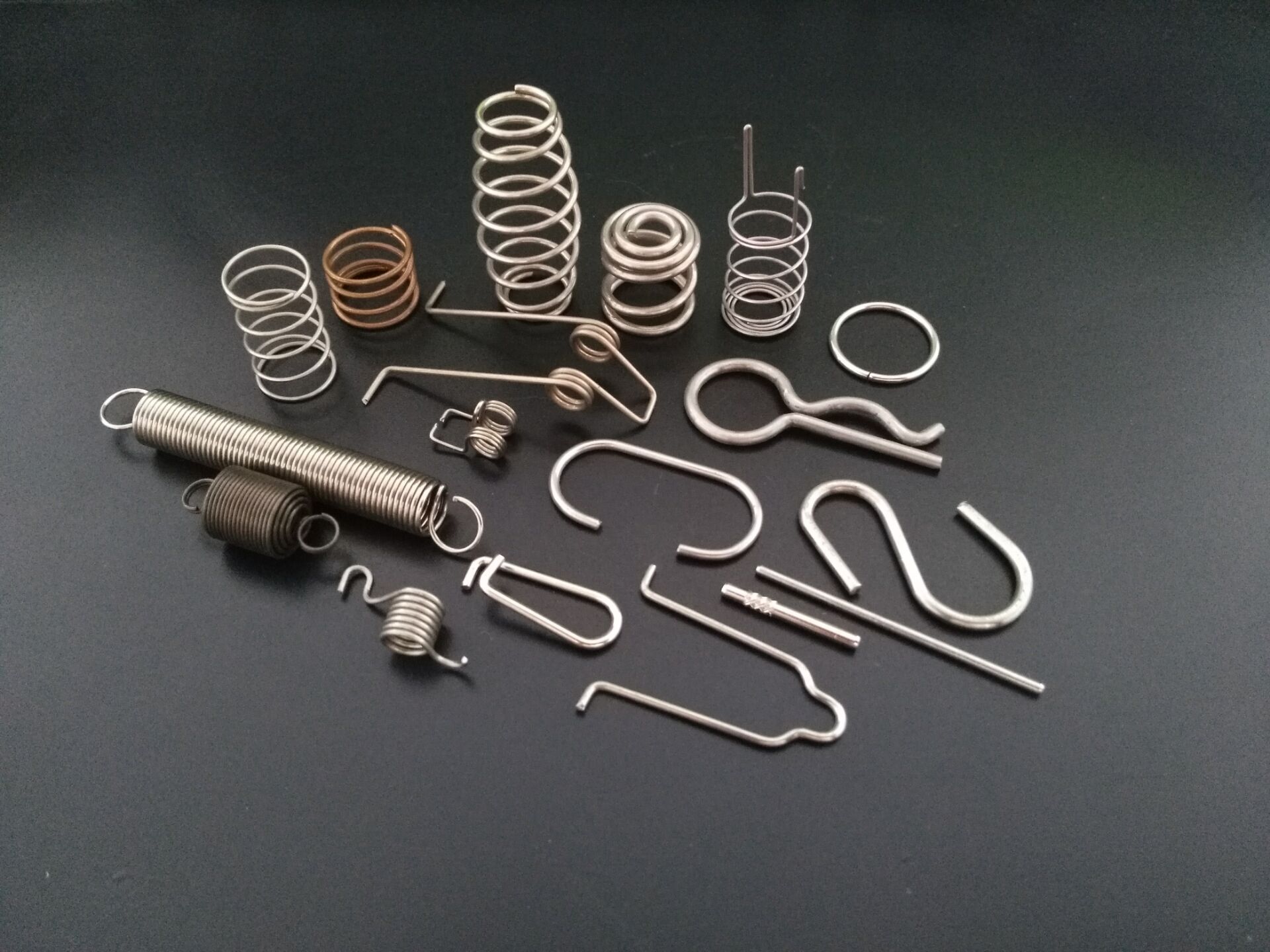 彈簧廠家分享：常見的彈簧有哪些類型？